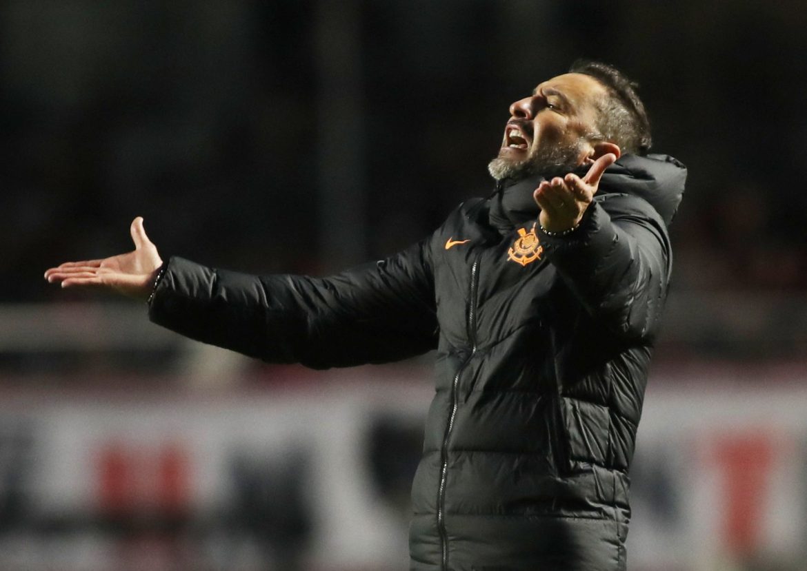 Wolves now make versatile attacker top January transfer target for Pereira